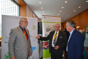 Bundesinnenminister Dr. Thomas de Maizière im Gespräch mit Joachim Mrugalla (BVA) und Jonathan Tomczyk (BVA)