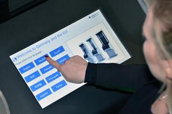 Eine Person bedient das Selbstbedienungssystem zur Grenzkontrolle am Flughafen Frankfurt