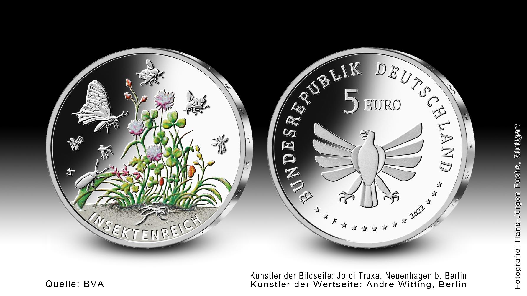  Abgebildet ist die Sammlermünze "Insektenreich" mit Farbe. Die Bildseite zeigt einen vielgestaltigen Lebensraum mit Wasser, Land und Luft sowie verschiedene Insekten.