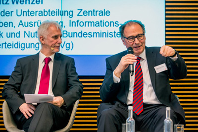 (von links) Norman Heydenreich (Hauptstadtrepräsentant der GPM Deutsche Gesellschaft für Projektmanagement e.V.), Christoph Verenkotte (Präsident des Bundesverwaltungsamtes) bei einer Podiumsdiskussion