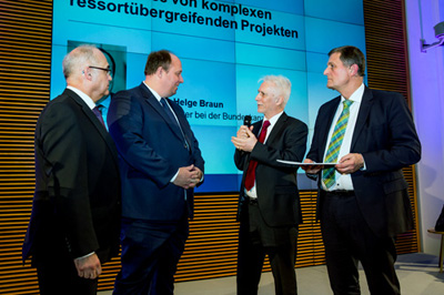 Übergabe des Aktionsprogramms an Staatsminister Prof. Dr. Helge Braun  (2.von links)
