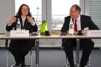 Bundesarbeitsministerin Andrea Nahles (links) und Präsident Christoph Verenkotte (rechts) in einer Gesprächsrunde